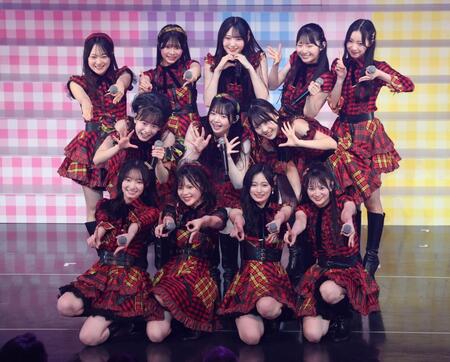 ポーズをきめるＡＫＢ４８（左から）白鳥沙怜、川村結衣、奥本カイリ、伊藤百花＝ＫＴ　Ｚｅｐｐ　Ｙｏｋｏｈａｍａ（撮影・金田祐二）
