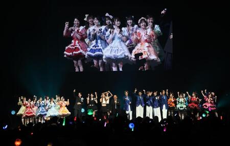出演アーティストと「北酒場」を歌う細川たかし（中央）＝撮影・棚橋慶太