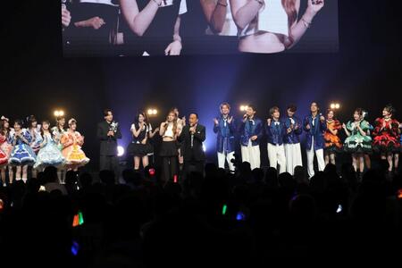 出演アーティストと「北酒場」を歌う細川たかし（中央）＝撮影・棚橋慶太