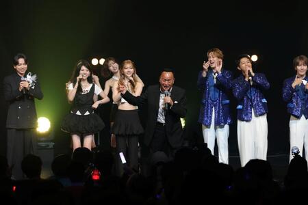出演アーティストと「北酒場」を歌う細川たかし（中央）＝撮影・棚橋慶太