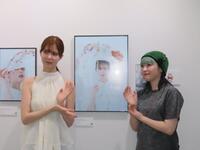 写真展を開催する松平璃子（左）とクリエイティブディレクターの渡辺みり愛