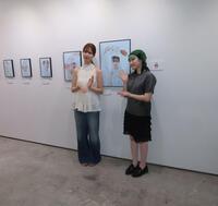写真展を開催する松平璃子（左）とクリエイティブディレクターの渡辺みり愛