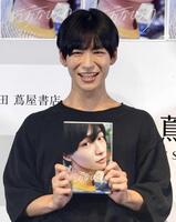 写真集を披露する秦令欧奈アナ