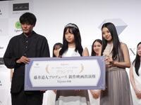 グランプリに輝いた手島柚葉さん（中央）、左は藤井道人監督、右は前回グランプリの秋好美桜