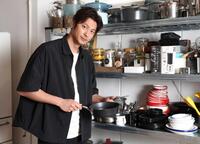 俳優、料理と幅広い活躍をする速水もこみち（撮影・佐々木彰尚）