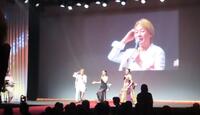 「Ａｐｈｒｏｓ　Ｑｕｅｅｎ　Ａｗａｒｄ　２０２６」に出席したＭＥＧＵＭＩ（中）