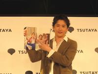 初の写真集「ＳＴＩＬＬ　ＰＥＡＫＩＮＧ」の発売イベントを行った高橋駿一