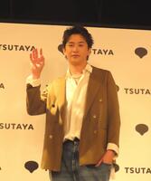 初の写真集「ＳＴＩＬＬ　ＰＥＡＫＩＮＧ」の発売イベントを行った高橋駿一