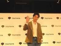 初の写真集「ＳＴＩＬＬ　ＰＥＡＫＩＮＧ」の発売イベントを行った高橋駿一