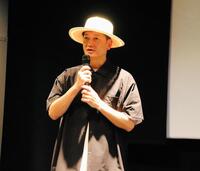 映画「トロフィー」の舞台あいさつを行った井浦新