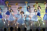 ＡＫＢ４８、１９期生の（左から）奥本カイリ、伊藤百花、川村結衣（撮影・金田祐二）