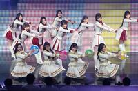 盛り上げるＡＫＢ４８（左から）奥本カイリ、伊藤百花、川村結衣、白鳥沙怜（撮影・金田祐二）