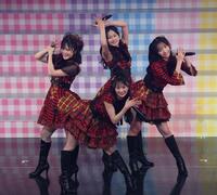 ポーズをきめるＡＫＢ４８１９期生（左から）川村結衣、伊藤百花、白鳥沙怜、奥本カイリ（後方中央）＝撮影・金田祐二