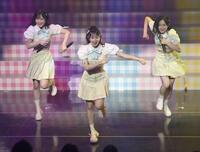 盛り上げるＡＫＢ４８の（左から）川村結衣、伊藤百花、奥本カイリ（撮影・金田祐二）