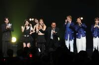 出演アーティストと「北酒場」を歌う細川たかし（中央）＝撮影・棚橋慶太