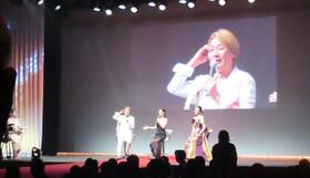 「Ａｐｈｒｏｓ　Ｑｕｅｅｎ　Ａｗａｒｄ　２０２６」に出席したＭＥＧＵＭＩ（中）
