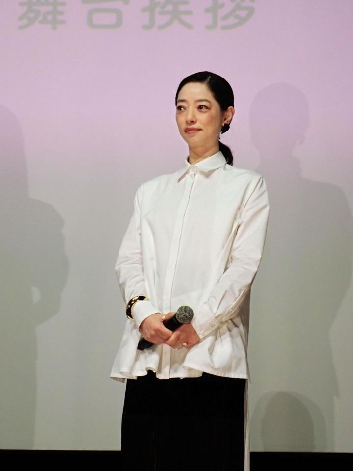 「トロフィー」の公開記念舞台あいさつを行った市川実和子