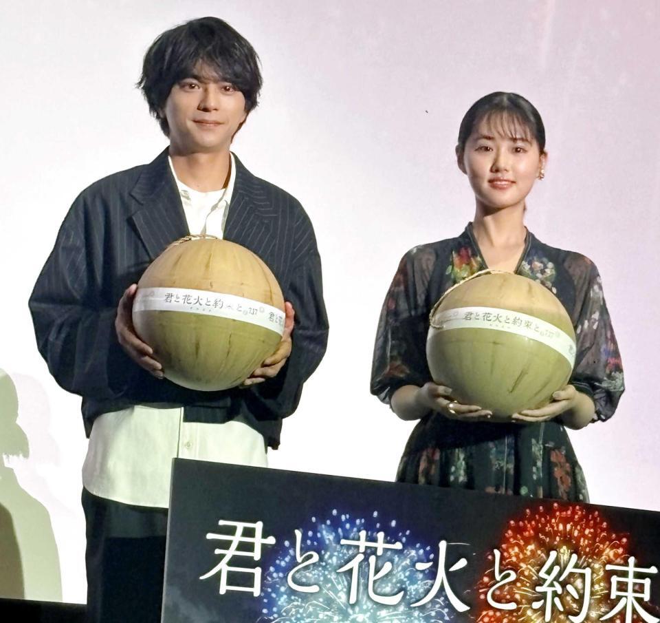 舞台あいさつに登場した佐藤勝利（左）と原菜乃華