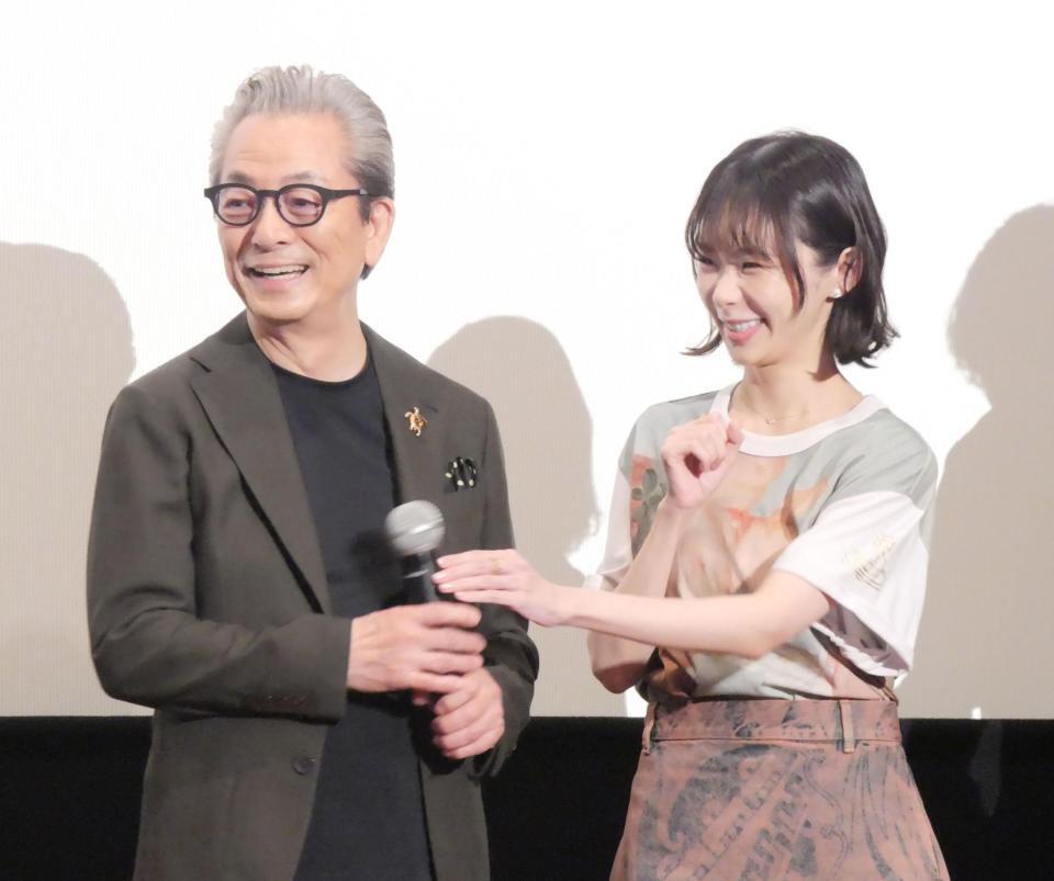 趣里（右）からマイクを受け取る水谷豊