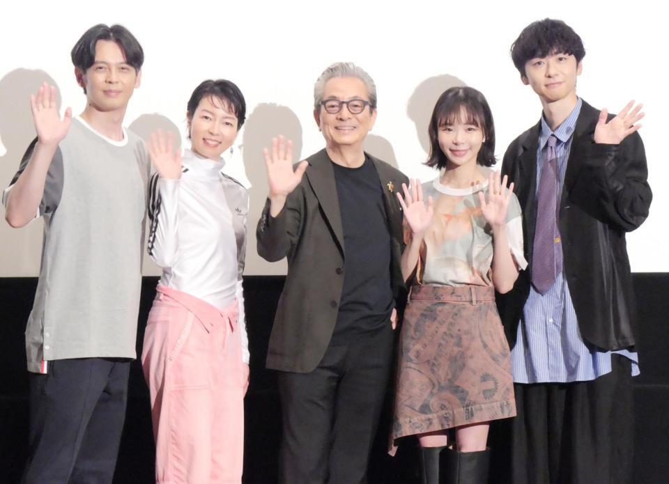 イベントに出席した（左から）河相我聞、菜葉菜、水谷豊、趣里、橋本淳