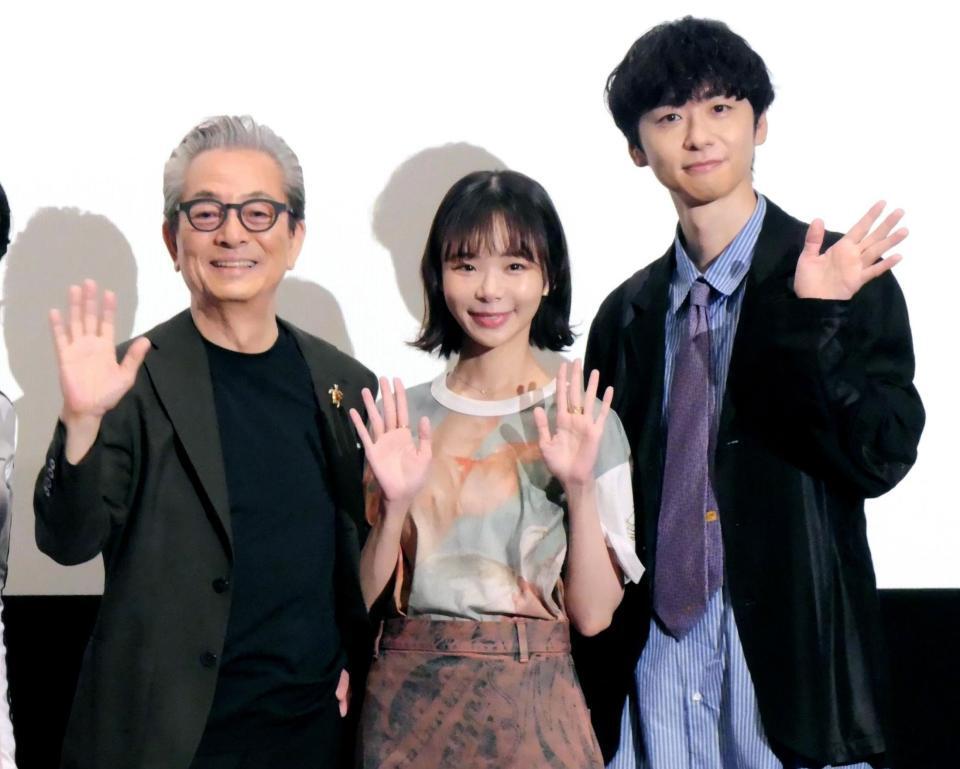 手を振る（左から）水谷豊、趣里、橋本淳