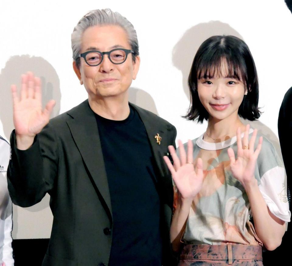 イベント初共演で笑顔を見せる水谷豊（左）と趣里親子