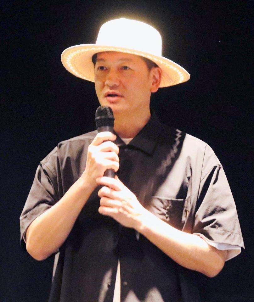 あいさつする井浦新