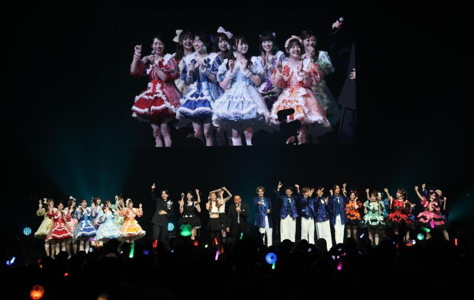 出演アーティストと「北酒場」を歌う細川たかし（中央）＝撮影・棚橋慶太