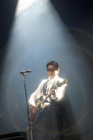 ライブを行う藤井フミヤⓒ平野タカシ