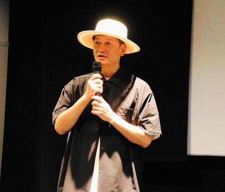 映画「トロフィー」の舞台あいさつを行った井浦新