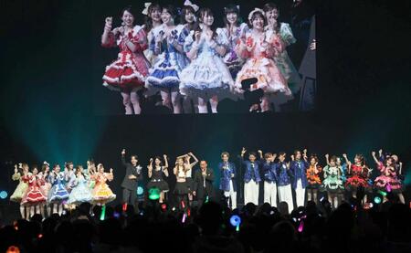 出演アーティストと「北酒場」を歌う細川たかし（中央）＝撮影・棚橋慶太