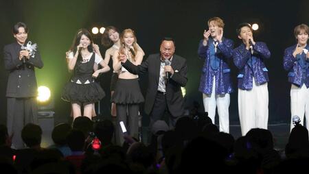 出演アーティストと「北酒場」を歌う細川たかし（中央）＝撮影・棚橋慶太
