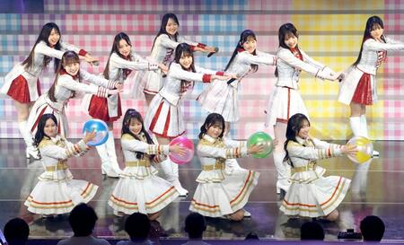 盛り上げるＡＫＢ４８（左から）奥本カイリ、伊藤百花、川村結衣、白鳥沙怜（撮影・金田祐二）