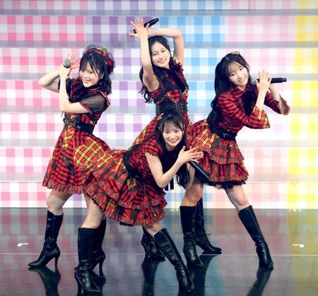 ポーズをきめるＡＫＢ４８１９期生（左から）川村結衣、伊藤百花、白鳥沙怜、奥本カイリ（後方中央）＝撮影・金田祐二