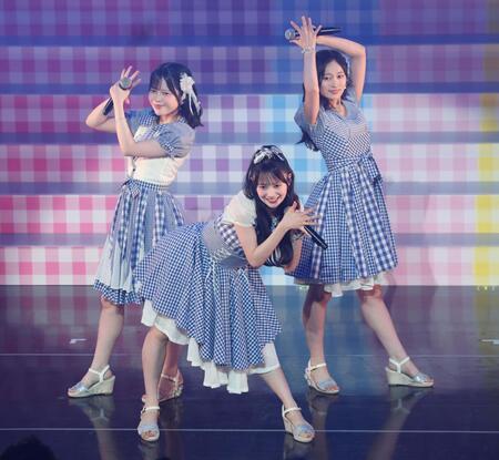 盛り上げるＡＫＢ４８、１９期生（左から）川村結衣、伊藤百花、奥本カイリ（撮影・金田祐二）