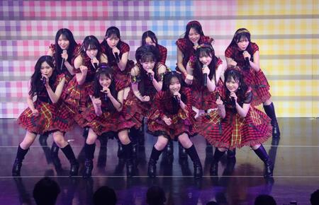熱唱するＡＫＢ４８の（左から）奥本カイリ、伊藤百花、白鳥沙怜、川村結衣ら（撮影・金田祐二）