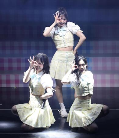 ポーズをきめるＡＫＢ４８の（左から）川村結衣、伊藤百花、奥本カイリ（撮影・金田祐二）