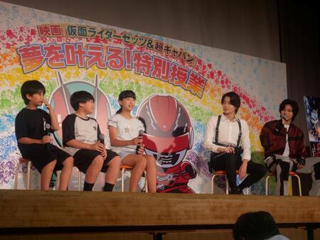 小学生３人に夢について尋ねる長田光平（右）と今井竜太郎（右から二番目）