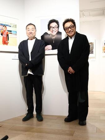 山岸伸　写真展「ＫＡＯ－日本の顔－」初日会見に出席した（左から）山岸伸氏、コロッケ