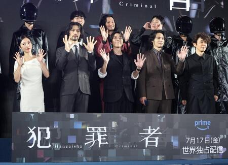 手を振る（前列左から）ＭＥＧＵＭＩ、斎藤工、高橋一生、水上恒司、ユースケ・サンタマリア、（後列同）松永大司監督、青木崇高、チョン・イル（撮影・佐々木彰尚）