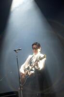 ライブを行う藤井フミヤⓒ平野タカシ