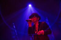 ライブを行う藤井フミヤⓒ平野タカシ