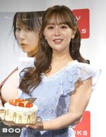 誕生日ケーキを持つ井口裕香
