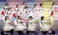 盛り上げるＡＫＢ４８（左から）奥本カイリ、伊藤百花、川村結衣、白鳥沙怜（撮影・金田祐二）