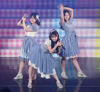 盛り上げるＡＫＢ４８、１９期生（左から）川村結衣、伊藤百花、奥本カイリ（撮影・金田祐二）