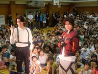 小学生に特別授業を行った今井竜太郎（左）と長田光平