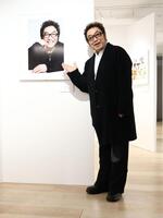 山岸伸　写真展「ＫＡＯ－日本の顔－」の初日会見で自身の写真を紹介するコロッケ