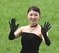 笑顔でファンに手を振る富田鈴花（撮影・園田高夫）