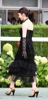 大胆に肩を露出した黒のドレスで登場した富田鈴花（撮影・園田高夫）