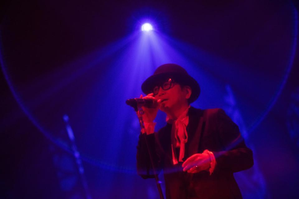 ライブを行う藤井フミヤⓒ平野タカシ